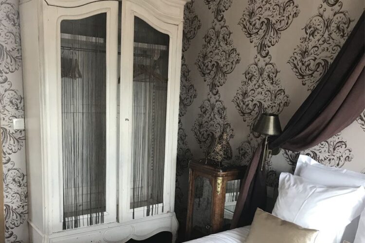 grande armoire rangement chambre bourgeoise