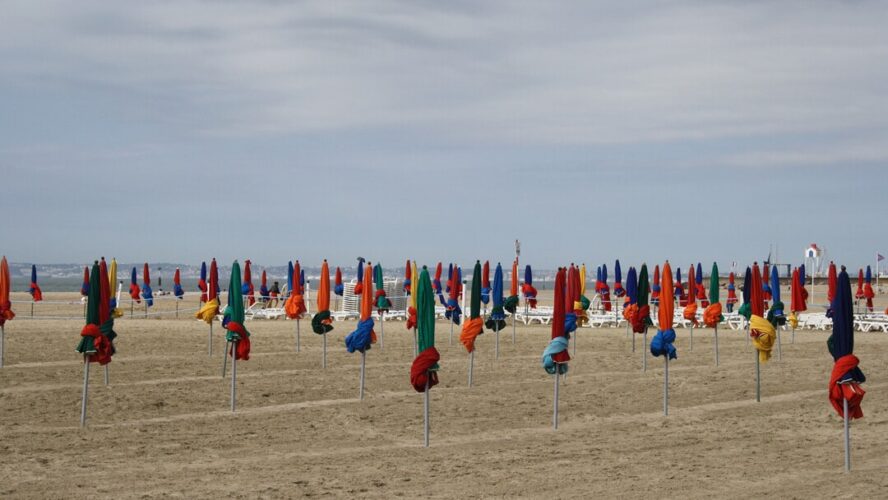 parasols de couleur plage deauville