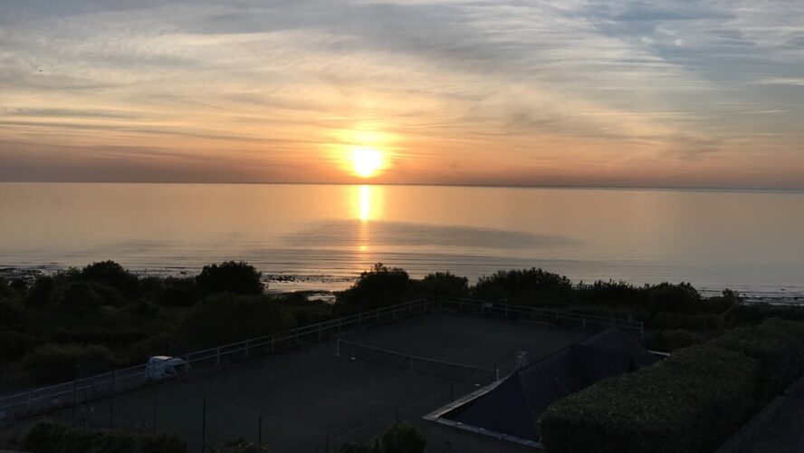 terrain tennis coucher soleil sur mer