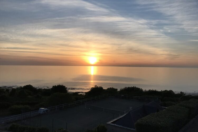 coucher de soleil mer court tennis