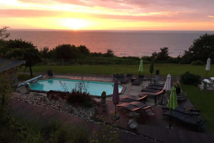 piscine coucher soleil ciel rose villerville